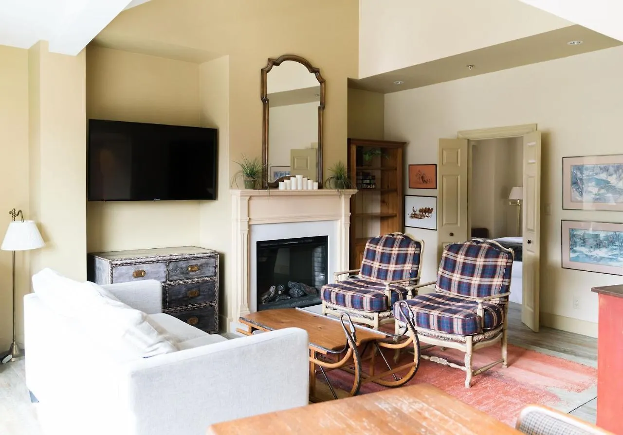 Apartment Gibbons Life Accommodations Whistler Canada